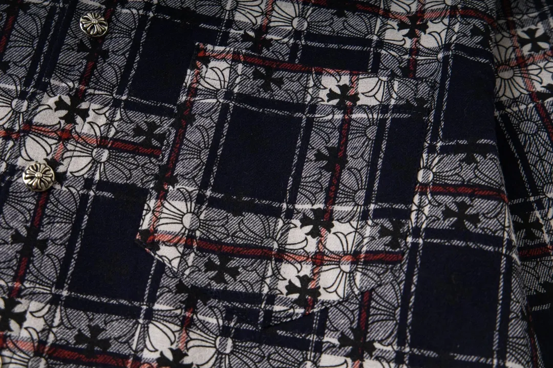 P240 Model No. Y650 CHROME HEARTS/CHROOME HEARTS CH All-over printed dark flower long-sleeved shirt. Custom-woven and dyed pure cotton sesame bottom plaid fabric. The finished fabric is then printed with dark flowers. The whole garment is hand-cut on the grid. The labor cost is high at the end of the year. Genuine leather hand-embroidered sleeves. High-quality distressed children's flower four-button buttons. The first batch on the entire network. Color: black red size: S-XL